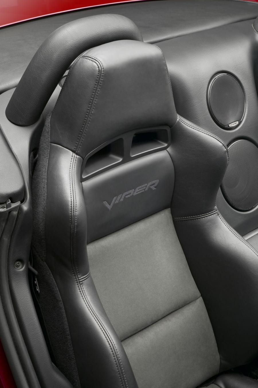 Детали интерьера Dodge Viper SRT10 Coupe 2008 года  (фото 14 из 52)